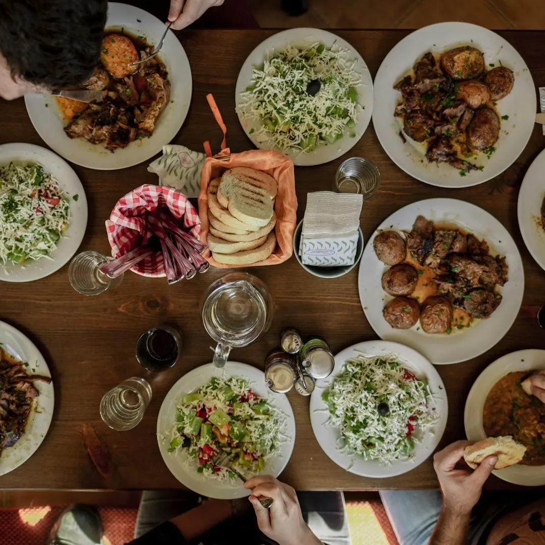Colaboradores comiendo un menú variado en el comedor de su empresa