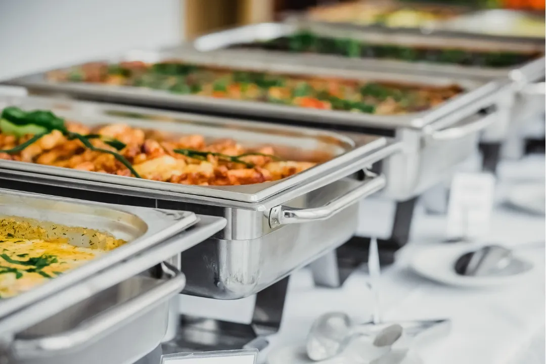 Buffet de banquete montado por Noza Banquetes en Lagos de Moreno